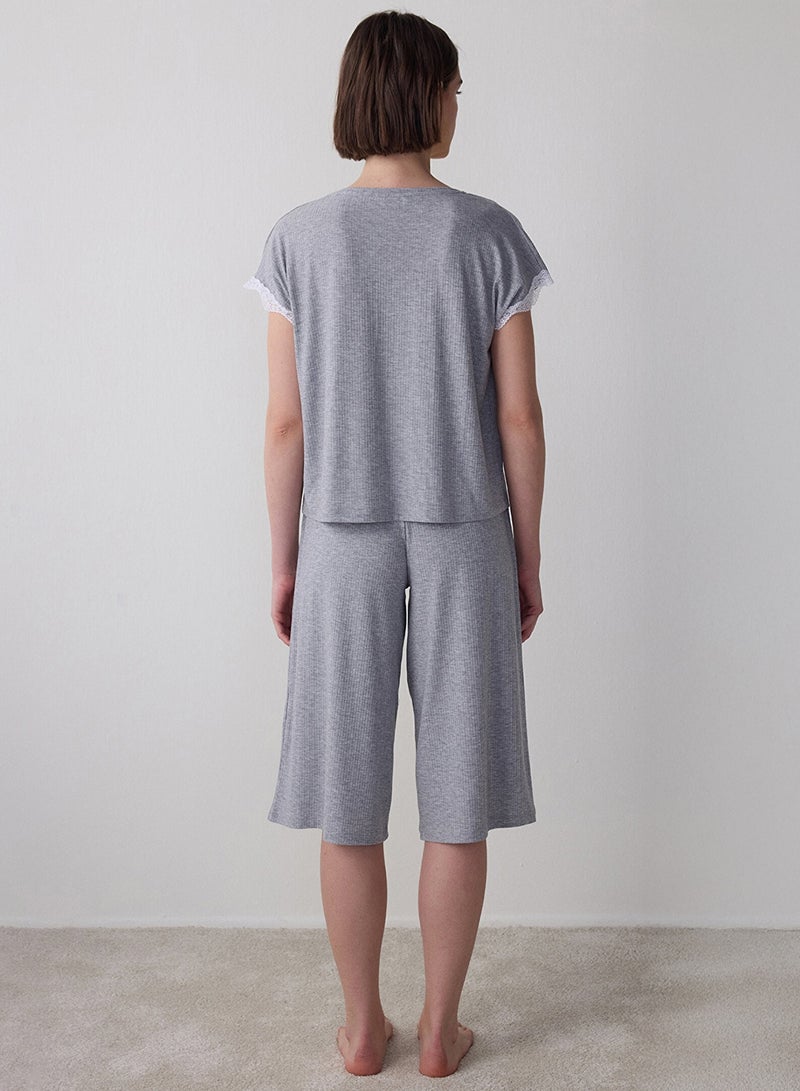 بنتي طقم بيجامة كابري بأكمام قصيرة وياقة على شكل  من الدانتيل - Image 3